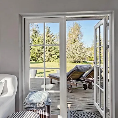 4 Bedroom Lovely In Vaeggerlose Ferienhaus